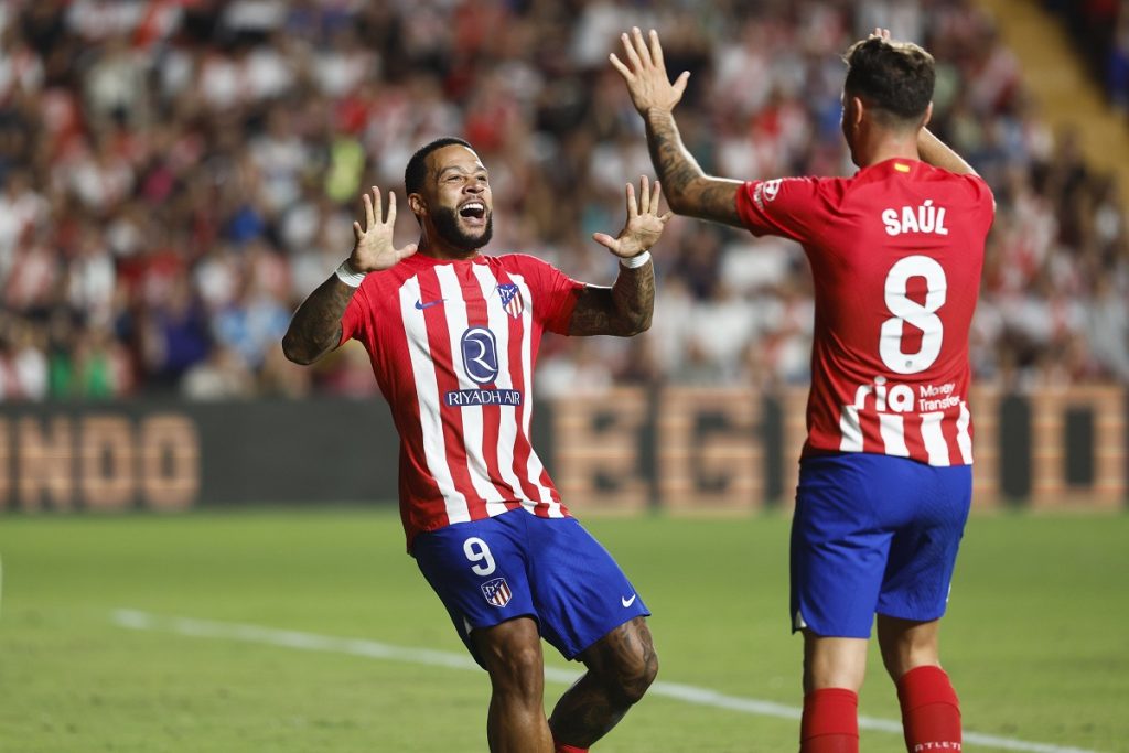 Atletico Madrid's Memphis Depay (L)