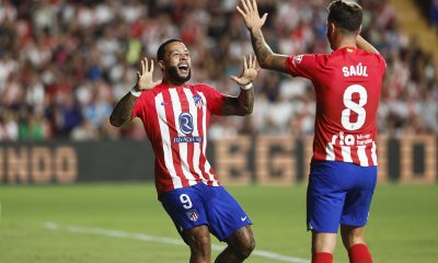 Atletico Madrid's Memphis Depay (L)