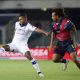 Hellas Verona's Isak Hien (L) Bologna's Joshua Zirkzee