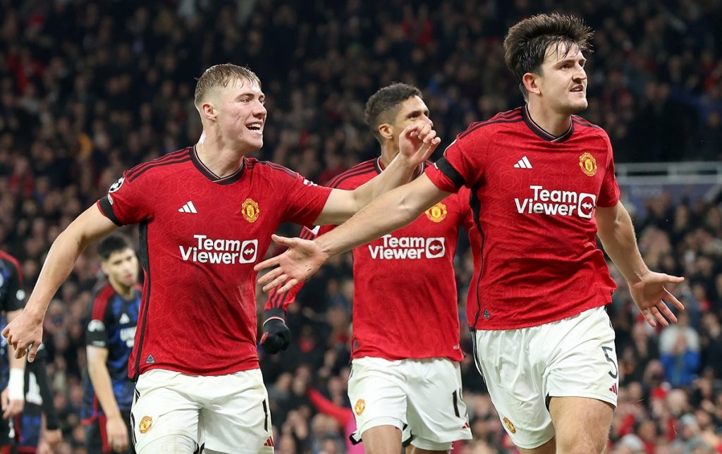Harry Maguire (R) of Manchester United