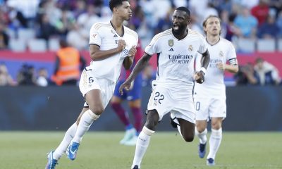 Real Madrid's midfielder Jude Bellingham (L) jubilates with his teammate Antonio Rudiger