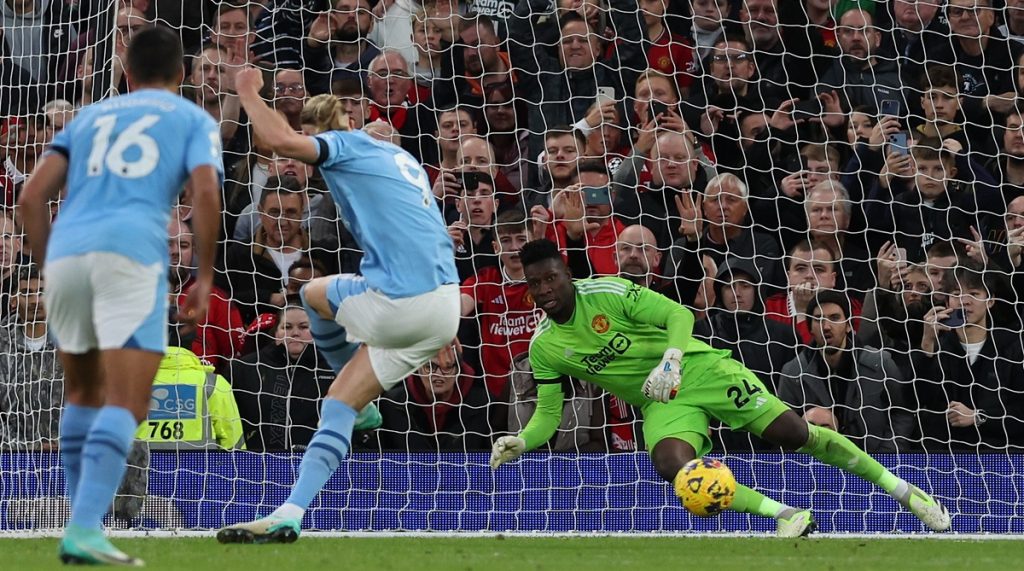 Erling Haaland of Manchester City (C) scores