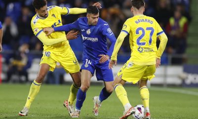 Getafe's defender Diego Rico (C) in action against Cadiz's striker Chris Ramos (L) and midfielder Robert Navarro (R)