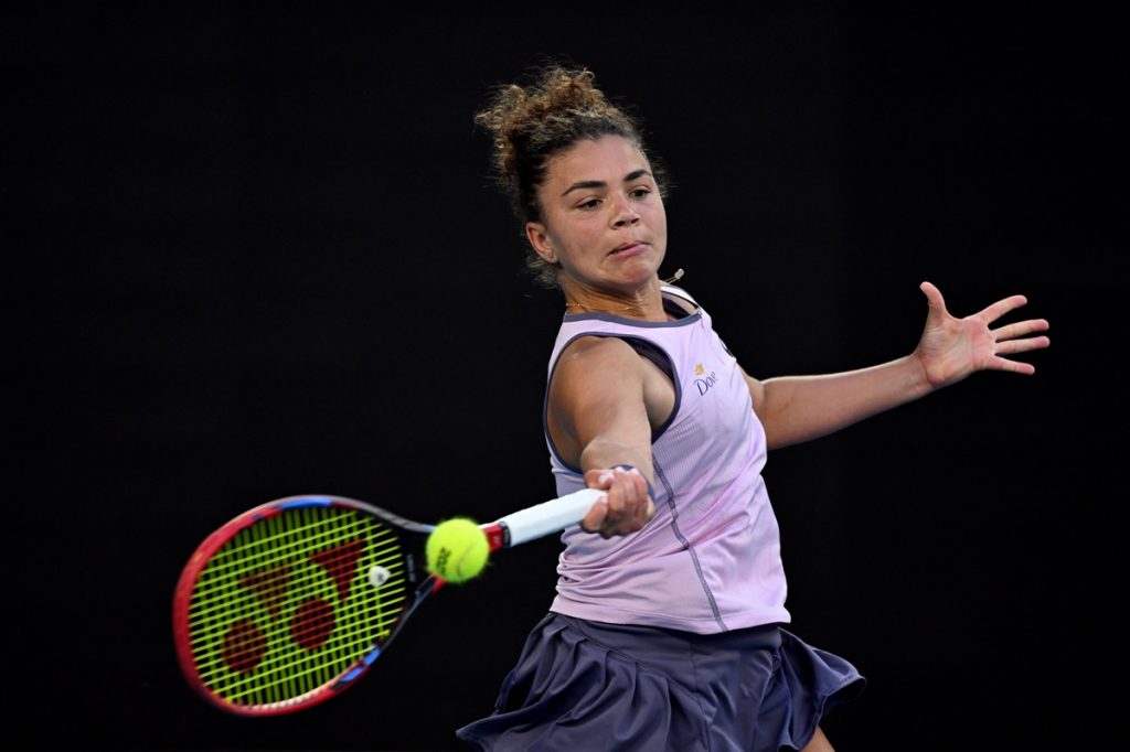 epa11832926 Jasmine Paolini of Italy in action during her Women's Singles round three match against Elina Svitolina of Ukraine at the Australian Open tennis tournament in Melbourne, Australia, 18 January 2025. EPA/JAMES ROSS AUSTRALIA AND NEW ZEALAND OUT