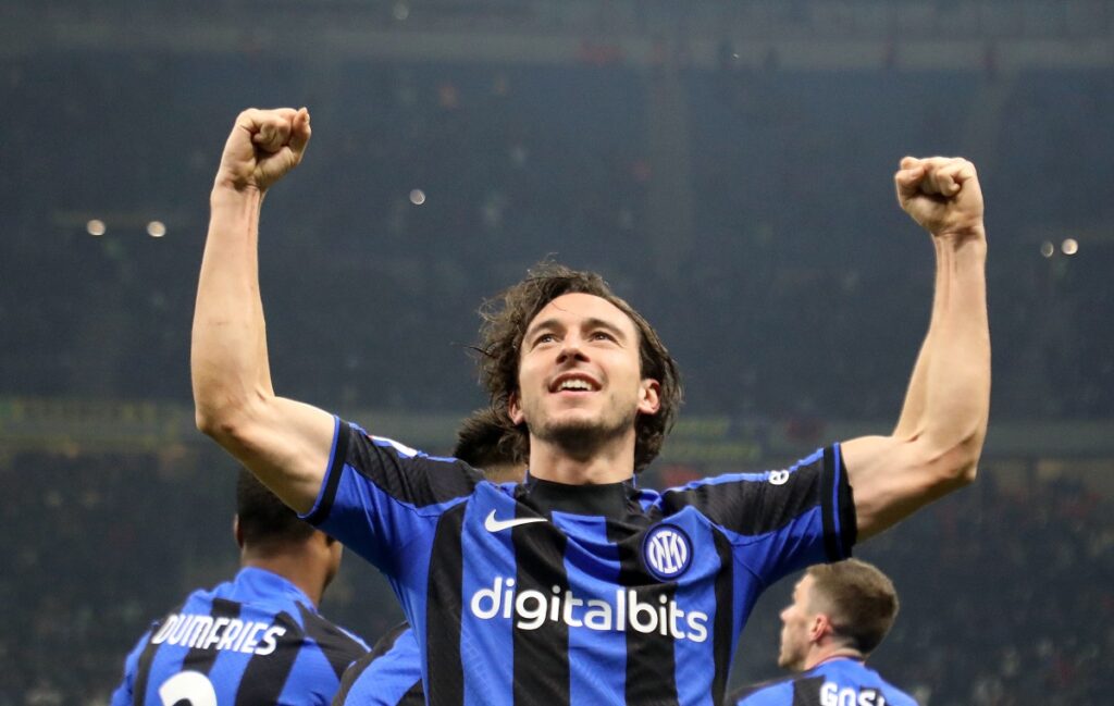 epa10441778 Inter Milan's Matteo Darmian jubilates after scoring during the Italy Cup quarter final soccer match between Fc Inter and Atalanta at Giuseppe Meazza stadium in Milan, Italy, 31 January 2023. EPA/MATTEO BAZZI