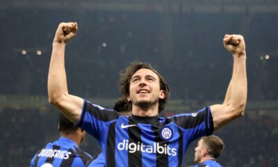 epa10441778 Inter Milan's Matteo Darmian jubilates after scoring during the Italy Cup quarter final soccer match between Fc Inter and Atalanta at Giuseppe Meazza stadium in Milan, Italy, 31 January 2023. EPA/MATTEO BAZZI