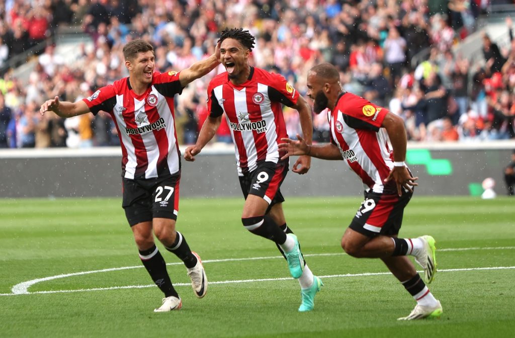 Brentford's Kevin Schade (centre)