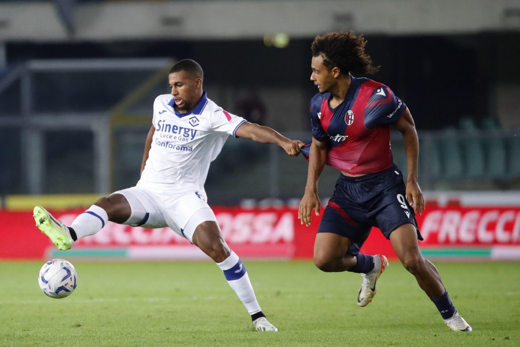 Hellas Verona's Isak Hien (L) Bologna's Joshua Zirkzee