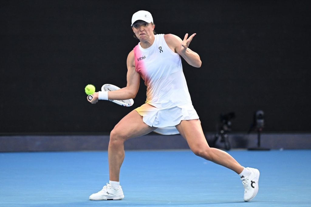 epa11837858 Iga Swiatek of Poland in action during her Women's Singles round 4 match against Eva Lys of Germany at the Australian Open tennis tournament in Melbourne, Australia, 20 January 2025. EPA/JAMES ROSS AUSTRALIA AND NEW ZEALAND OUT