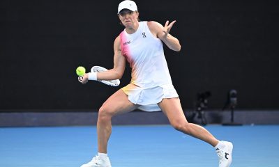 epa11837858 Iga Swiatek of Poland in action during her Women's Singles round 4 match against Eva Lys of Germany at the Australian Open tennis tournament in Melbourne, Australia, 20 January 2025. EPA/JAMES ROSS AUSTRALIA AND NEW ZEALAND OUT