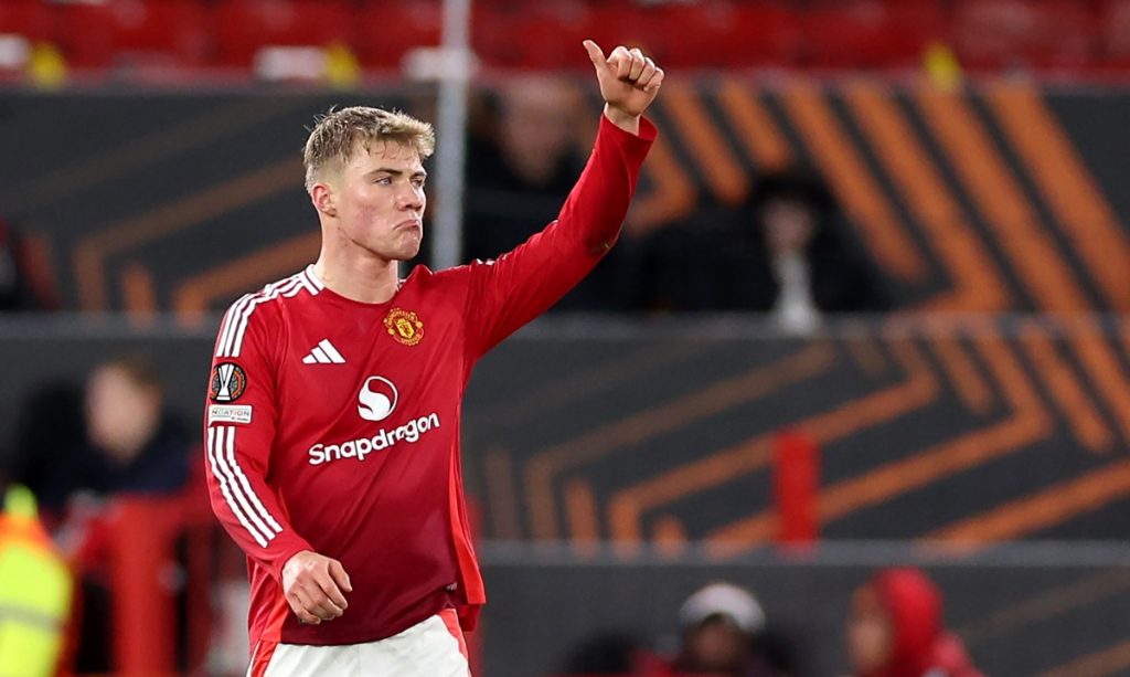 epa11746494 Rasmus Hojlund of Manchester United celebrates after scoring the 2-2 during the UEFA Europa League match between Manchester United and Bodo/Glimt in Manchester, Great Britain, 28 November 2024. EPA/ADAM VAUGHAN