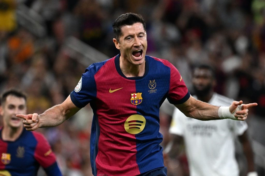 epa11820784 Robert Lewandowski of Barcelona celebrates scoring the 1-2 goal during the final of the Spanish Super Cup, the Supercopa de Espana, between Real Madrid and FC Barcleona in Jeddah, Saudi Arabia,