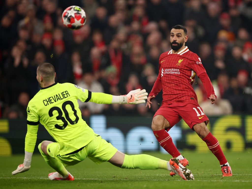 epa11843004 Mohamed Salah of Liverpool (R) scores the 1-0 opening goal during the UEFA Champions League league phase match between Liverpool FC and LOSC Lille, in Liverpool,