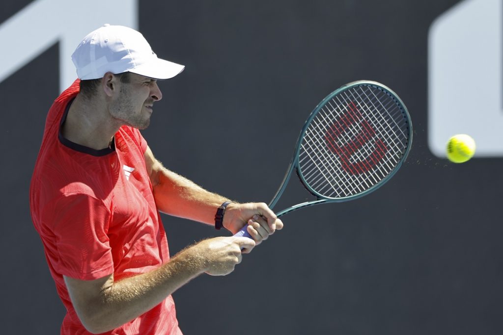 epa11822907 Hubert Hurkacz of Poland in action against Tallon Griekspoor of the Netherlands during their Men's first round match during the Australian Open tennis tournament in Melbourne, Australia, 14 January 2025. EPA/ROLEX DELA PENA