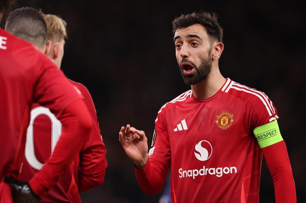 epa11848385 Bruno Fernandes of Manchester United (R) speaks to his teammates during the UEFA Europa League soccer match between Manchester United and Rangers FC, in Manchester, Britain, 23 January 2025. EPA/ADAM VAUGHAN