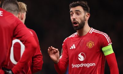 epa11848385 Bruno Fernandes of Manchester United (R) speaks to his teammates during the UEFA Europa League soccer match between Manchester United and Rangers FC, in Manchester, Britain, 23 January 2025. EPA/ADAM VAUGHAN