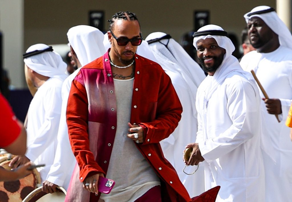 epa11761651 Mercedes driver Lewis Hamilton of Britain arrives at the third practice session of the Formula One Abu Dhabi Grand Prix, in Abu Dhabi, United Arab Emirates, 07 December 2024. The 2024 Formula One Abu Dhabi Grand Prix is held on the Yas Marina Circuit racetrack on 08 December. EPA/ALI HAIDER