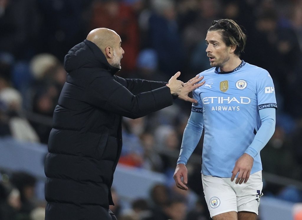 epa11757308 Manchester City's manager Pep Guardiola (L) speaks with his player Jack Grealish during the English Premier League soccer match between Manchester City and Nottingham Forest, in Manchester, Britain, 04 December 2024. EPA/ADAM VAUGHAN EDITORIAL USE ONLY