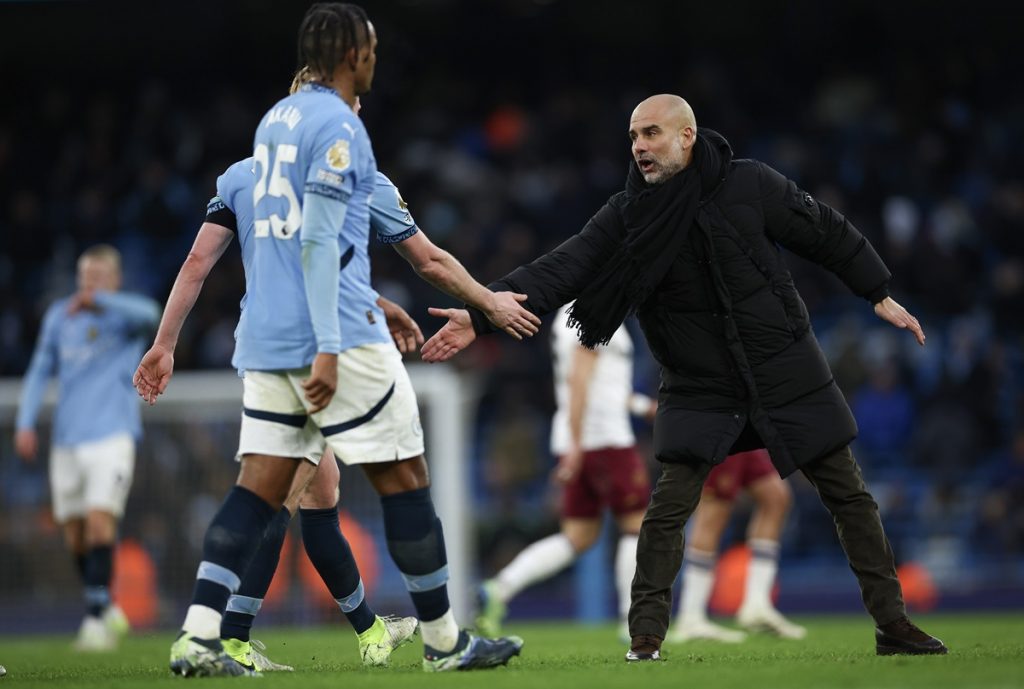 epa11805689 Manchester City manager Pep Guardiola reacts with his player Kevin De Bruyne (L) during the English Premier League match between Manchester City and West Ham United, in Manchester, Britain, 04 January 2025. EPA/ADAM VAUGHAN EDITORIAL USE ONLY. No use with unauthorized audio, video, data, fixture lists, club/league logos, 'live' services or NFTs. Online in-match use limited to 120 images, no video emulation. No use in betting, games or single club/league/player publications.