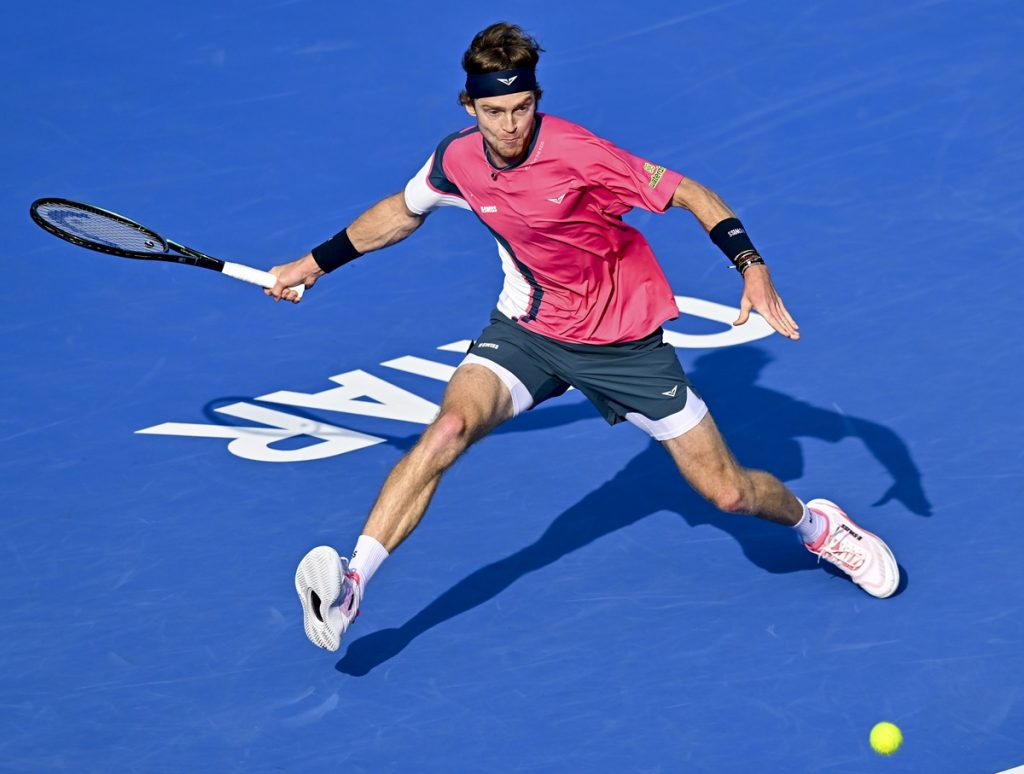 epa11910090 Andrey Rublev of Russia in action during the quarterfinal match against Alex De Minaur of Australia at the ATP Qatar Open tennis tournament in Doha, Qatar, 20 February 2025. EPA/NOUSHAD THEKKAYIL