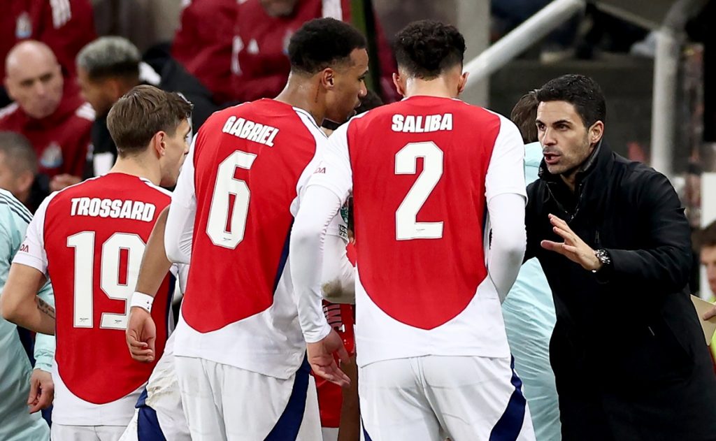 epa11877600 Arsenal manager Mikel Arteta (R) talks to players during the EFL Cup semi-final 2nd leg match between Newcastle United and Arsenal FC, in Newcastle, Britain, 05 February 2025. EPA/ADAM VAUGHAN EPA-EFE/ADAM VAUGHAN EPA-EFE/ADAM VAUGHAN