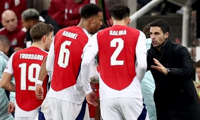 epa11877600 Arsenal manager Mikel Arteta (R) talks to players during the EFL Cup semi-final 2nd leg match between Newcastle United and Arsenal FC, in Newcastle, Britain, 05 February 2025. EPA/ADAM VAUGHAN EPA-EFE/ADAM VAUGHAN EPA-EFE/ADAM VAUGHAN