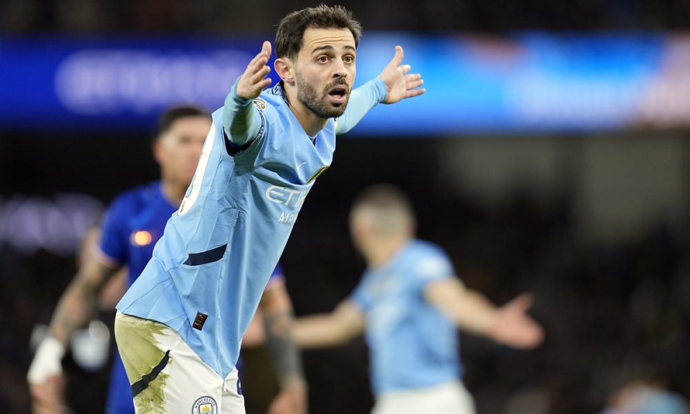 epa11852765 Bernardo Silva of Manchester City in action during the English Premier League match between Manchester City and Chelsea, in Manchester, Britain, 25 January 2025. EPA/TIM KEETON EDITORIAL USE ONLY. No use with unauthorized audio, video, data, fixture lists, club/league logos, 'live' services or NFTs. Online in-match use limited to 120 images, no video emulation. No use in betting, games or single club/league/player publications.