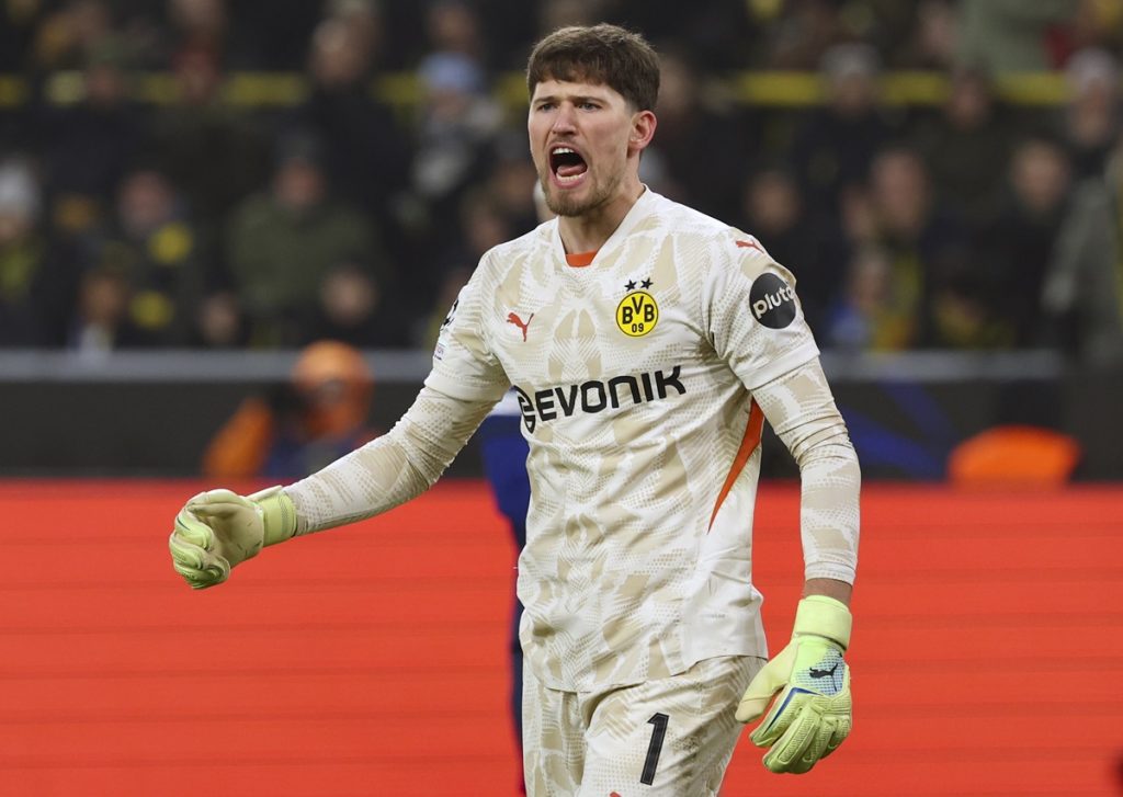 epa11771527 Dortmund goalkeeper Gregor Kobel yells during the UEFA Champions League match between Borussia Dortmund and FC Barcelona in Dortmund, Germany, 11 December 2024. EPA/FRIEDEMANN VOGEL