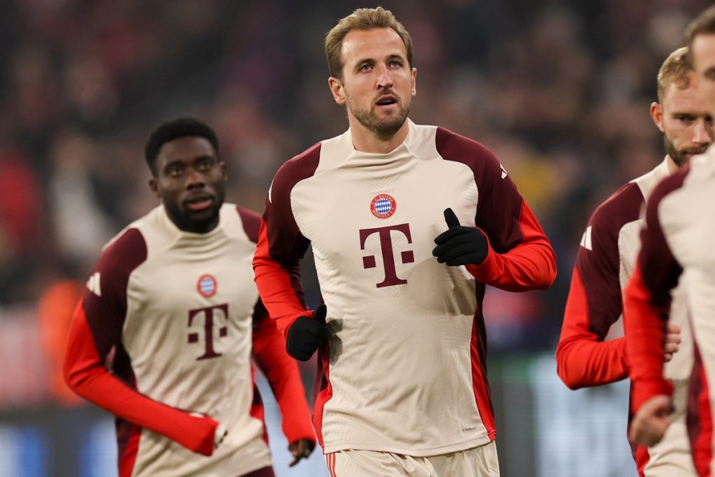 epa11705926 Harry Kane of Munich warms up prior to the UEFA Champions League league phase match between FC Bayern Munich and S.L. Benfica, in Munich, Germany, 06 November 2024. EPA/ANNA SZILAGYI