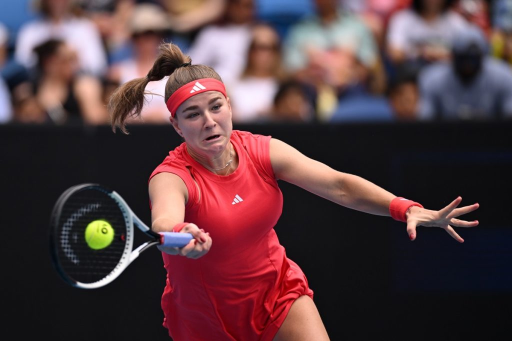 epa11825313 Karolina Muchova of the Czech Republic in action against Naomi Osaka of Japan during their second round match during the 2025 Australian Open at Melbourne Park in Melbourne, Australia, 15 January 2025. EPA/JAMES ROSS AUSTRALIA AND NEW ZEALAND OUT