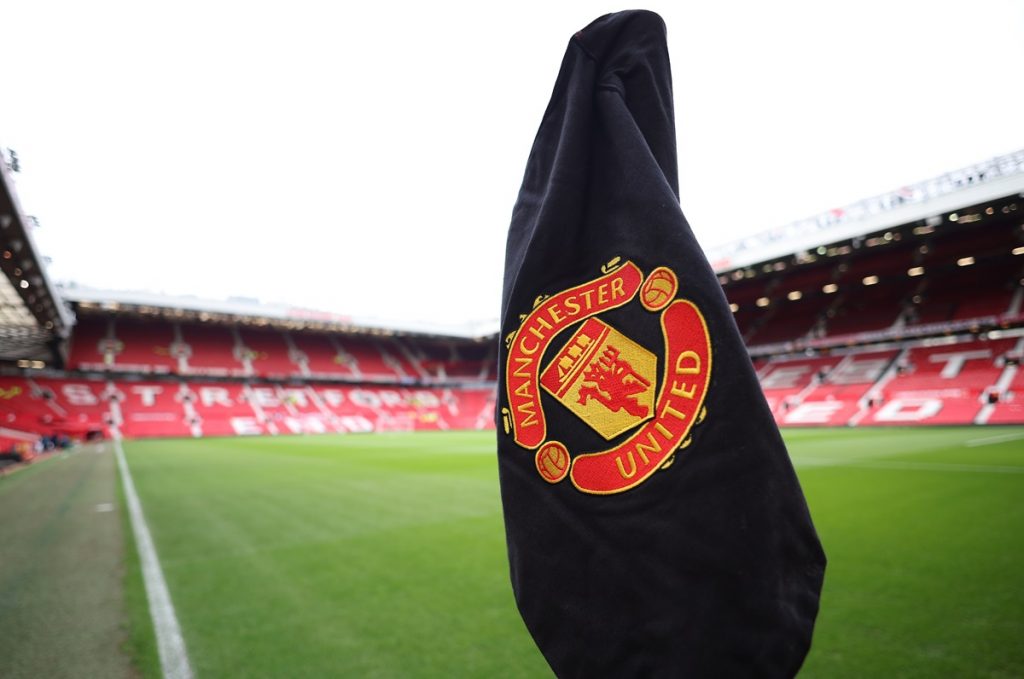 epa11869749 A black corner flag in Old Trafford to mark the anniversary of the Munich Air Disaster ahead of the English Premier League match between Manchester United and Crystal Palace in Manchester, Britain, 02 February 2025. EPA/ADAM VAUGHAN EDITORIAL USE ONLY. No use with unauthorized audio, video, data, fixture lists, club/league logos, 'live' services or NFTs. Online in-match use limited to 120 images, no video emulation. No use in betting, games or single club/league/player publications.