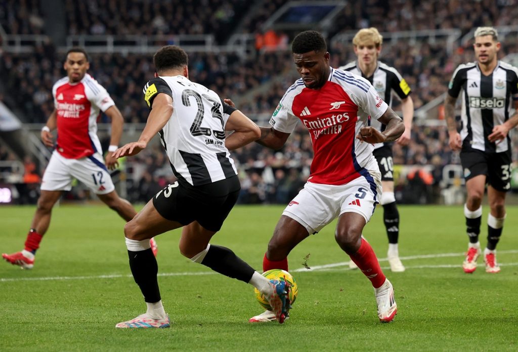 epa11877781 Thomas Partey (C) of Arsenal in action against Jacob Murphy of Newcastle during the EFL Cup semi-final 2nd leg match between Newcastle United and Arsenal FC, in Newcastle, Britain, 05 February 2025. EPA/ADAM VAUGHAN