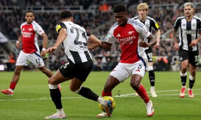 epa11877781 Thomas Partey (C) of Arsenal in action against Jacob Murphy of Newcastle during the EFL Cup semi-final 2nd leg match between Newcastle United and Arsenal FC, in Newcastle, Britain, 05 February 2025. EPA/ADAM VAUGHAN