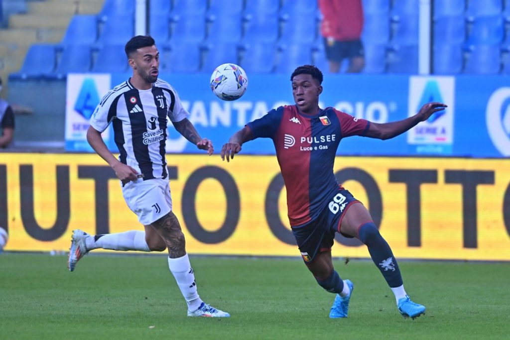 epa11630694 Genoa's Honest Ahanor and Juventus' Nico Gonzales (L) in action during the Italian Serie A soccer match Genoa CFC vs Juventus FC at Luigi Ferraris stadium in Genoa, Italy, 28 September 2024. EPA/LUCA ZENNARO