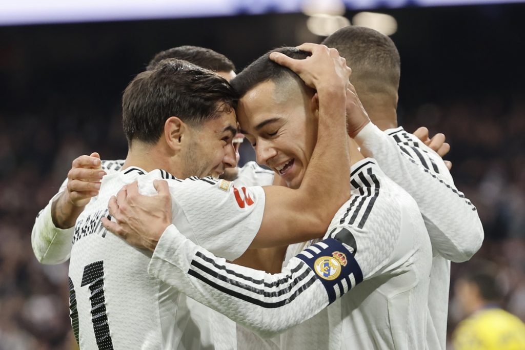 epa11836814 Real Madrid's Brahim Diaz (L) celebrates with teammate Lucas Vazquez (R) after scoring the 2-1 goal during the Spanish LaLiga soccer match between Real Madrid and UD Las Palmas, in Madrid, Spain, 19 January 2025. EPA/SERGIO PEREZ