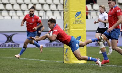 epa11711883 Chile's Benjamin Videla (C), assisted by his colleague Nicola Garafulic (R), scores a try against Canada during the World Rugby test match between Canada and Chile in Bucharest, Romania, 09 November 2024. Chile defeated Canada with a final score of 44 -14. EPA/ROBERT GHEMENT