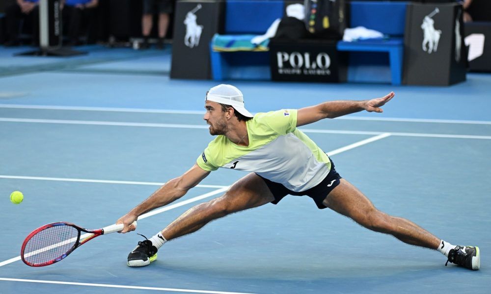 epa11830273 Tomas Machac of Czechia in action during the Men's Singles round 3 match against Novak Djokovic of Serbia at the Australian Open Grand Slam tennis tournament in Melbourne, Australia, 17 January 2025. EPA/JAMES ROSS AUSTRALIA AND NEW ZEALAND OUT