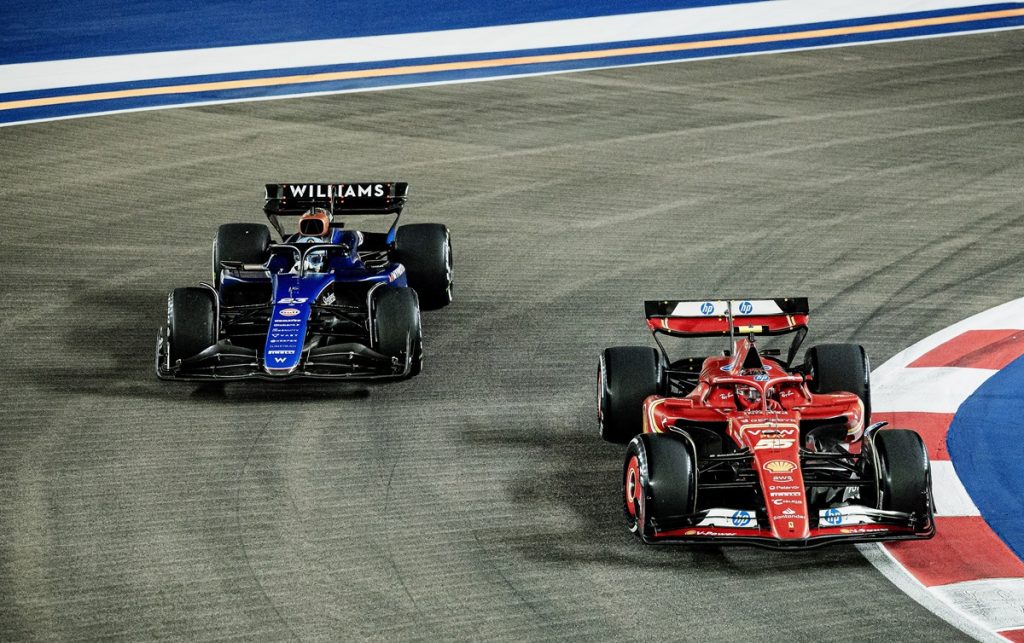 epa11619434 Thai driver Alex Albon of Williams Racing (L) and Spanish driver Carlos Sainz Jr of Scuderia Ferrari in action during the Singapore Formula One Grand Prix at the Marina Bay Street Circuit, Singapore, 22 September 2024. EPA/TOM WHITE