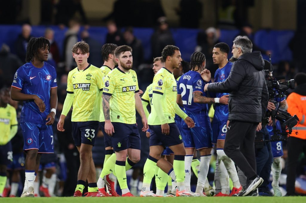 epa11924652 Chelsea and Southampton players and Southampton manager Ivan Juric (R) react after the English Premier League soccer match between Chelsea FC and Southampton FC in London, Britain, 25 February 2025. EPA/ANDY RAIN EDITORIAL USE ONLY. No use with unauthorized audio, video, data, fixture lists, club/league logos, 'live' services or NFTs. Online in-match use limited to 120 images, no video emulation. No use in betting, games or single club/league/player publications.