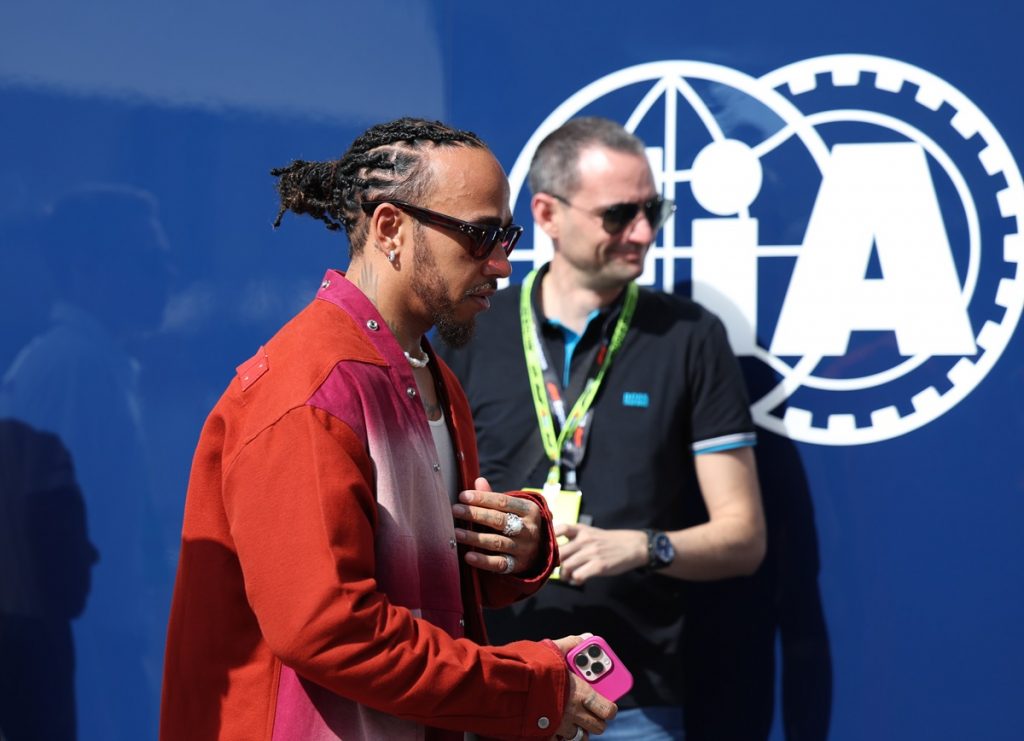 epa11761656 Mercedes driver Lewis Hamilton of Britain arrives at the third practice session of the Formula One Abu Dhabi Grand Prix, in Abu Dhabi, United Arab Emirates, 07 December 2024. The 2024 Formula One Abu Dhabi Grand Prix is held on the Yas Marina Circuit racetrack on 08 December. EPA/ALI HAIDER