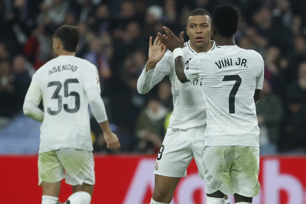 epa11883568 Real Madrid's Kylian Mbappe (2-R) celebrates with teammate Vinicius Jr (R) after scoring the 1-1 goal during the Spanish LaLiga soccer match between Real Madrid and Atletico Madrid, in Madrid, Spain, 08 February 2025. EPA/JUANJO MARTIN