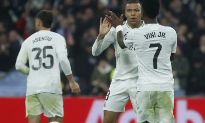 epa11883568 Real Madrid's Kylian Mbappe (2-R) celebrates with teammate Vinicius Jr (R) after scoring the 1-1 goal during the Spanish LaLiga soccer match between Real Madrid and Atletico Madrid, in Madrid, Spain, 08 February 2025. EPA/JUANJO MARTIN