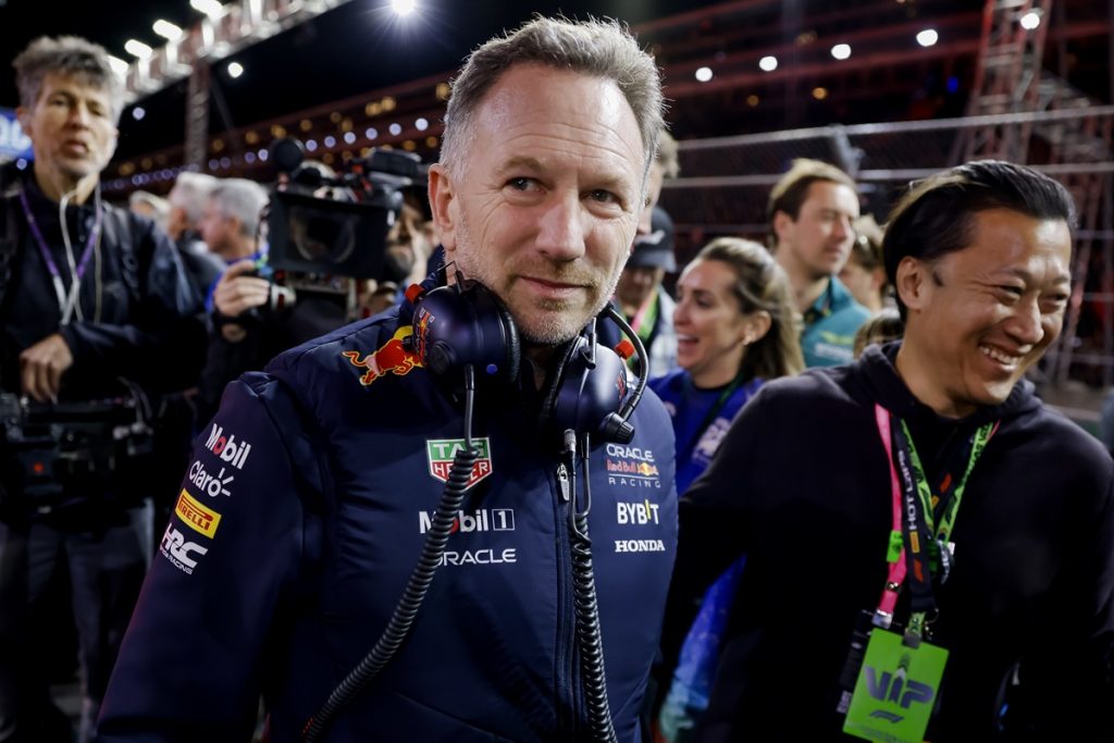 epa11737550 Red Bull Racing team principal Christian Horner (C) before the Formula One Las Vegas Grand Prix at the Las Vegas Strip Circuit in Las Vegas, Nevada, USA, 23 November 2024. EPA/SHAWN THEW