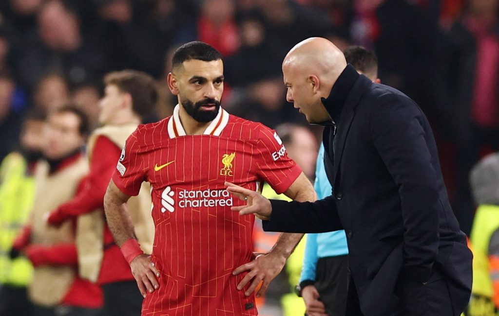 epa11843276 Liverpool manager Arne Slot (R) talks to his player Mohamed Salah during the UEFA Champions League league phase match between Liverpool FC and LOSC Lille, in Liverpool, Britain, 21 January 2025. EPA/ADAM VAUGHAN