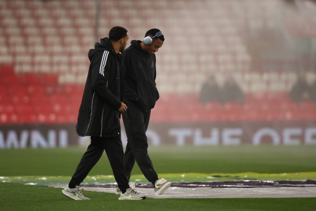 epa11926212 Alexander Isak of Newcastle United (R) walks on the pitch ahead of the English Premier League match between Liverpool FC and Newcastle United, in Liverpool, Britain, 26 February 2025. EPA/ADAM VAUGHAN EDITORIAL USE ONLY. No use with unauthorized audio, video, data, fixture lists, club/league logos, 'live' services or NFTs. Online in-match use limited to 120 images, no video emulation. No use in betting, games or single club/league/player publications.