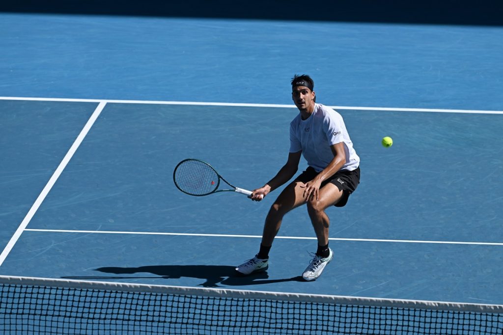 epa11843699 Lorenzo Sonego of Italy in action during a quarterfinal match of the Australian Open against Ben Shelton of USA at Melbourne Park in Melbourne, Australia, 22 January 2025. EPA/JAMES ROSS AUSTRALIA AND NEW ZEALAND OUT