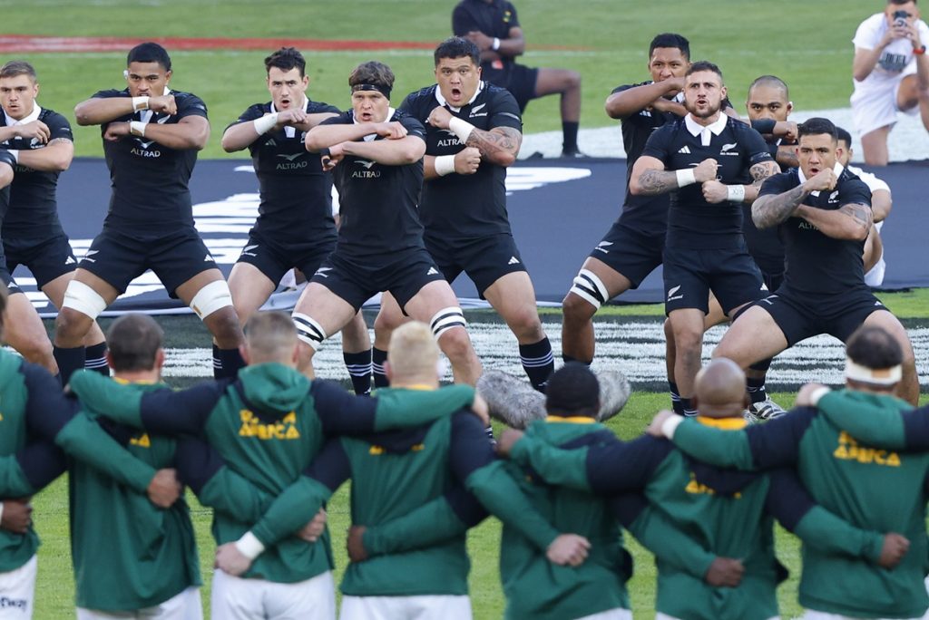 epa11575697 The New Zealand All Blacks perform the Haka as the Springboks look on during the Rugby Championship match between South Africa and New Zealand at Emirates Airline Park, Johannesburg, South Africa, 31 August 2024. EPA/KIM LUDBROOK