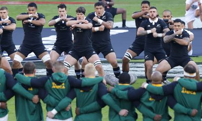 epa11575697 The New Zealand All Blacks perform the Haka as the Springboks look on during the Rugby Championship match between South Africa and New Zealand at Emirates Airline Park, Johannesburg, South Africa, 31 August 2024. EPA/KIM LUDBROOK