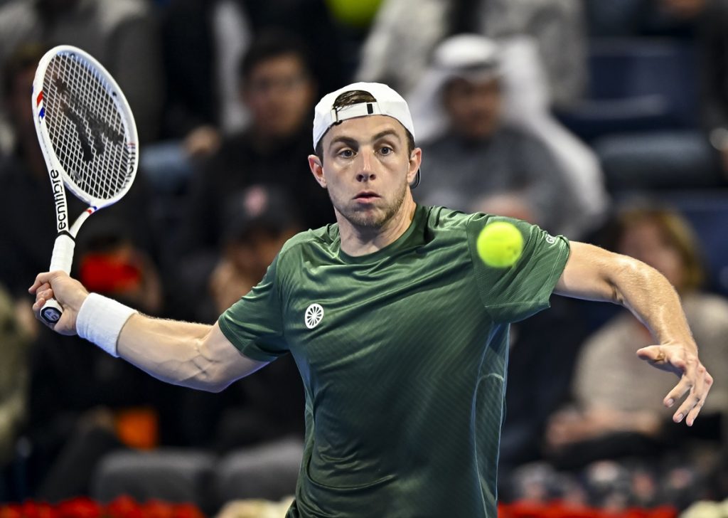 epa11908493 Tallon Griekspoor of the Netherlands in action against Matteo Berrettini of Italy during their round of 16 match at the ATP Qatar Open tennis tournament in Doha, Qatar, 19 February 2025. EPA/NOUSHAD THEKKAYIL