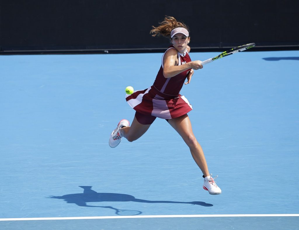 epa11821334 Lucia Bronzetti of Italy in action against Victoria Azarenka of Belarus during the Women's Singles first round match at the Australian Open tennis tournament in Melbourne, Australia, 13 January 2025. EPA/ROLEX DELA PENA